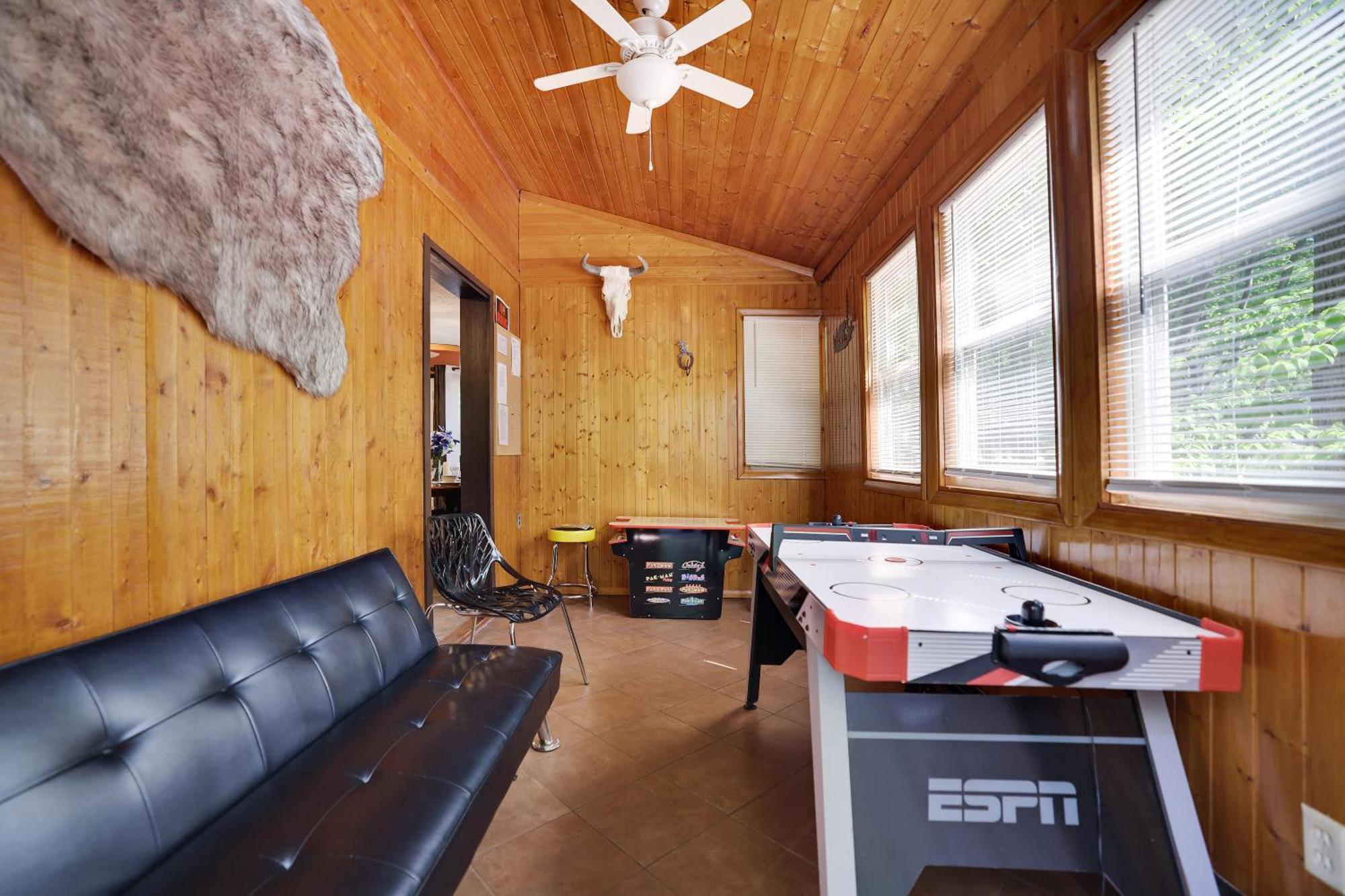 Chalet Renovated Near Casino, Camelback , Kalahari 4Bdrms Firepit Hot Tub Game Room Tobyhanna Zewnętrze zdjęcie